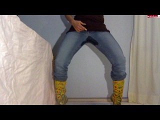 megapiss in blue jeans and boots (video group vkontakte ru/club16555988)